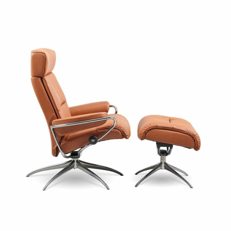 Stressless „Tokyo“ Sessel mit Hocker und Lederbezug Paloma in der Farbe New Cognac von der Seite.
