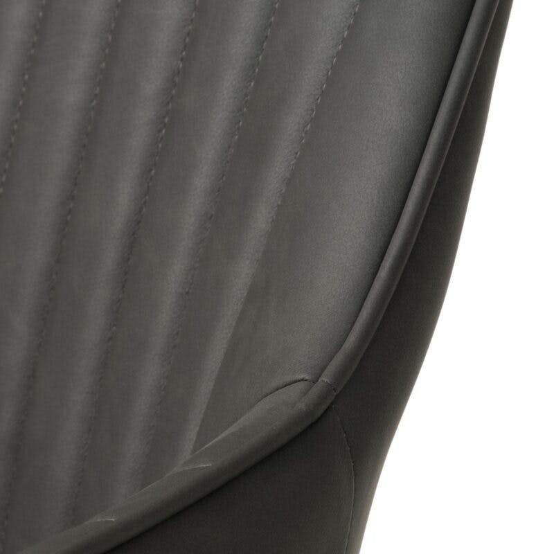 Trendstore Melfort Armlehnstuhl aus Kunstleder in Dunkelgrau mit Metallfüßen in Schwarz - Detailansicht Rückenlehne und Armlehne.
