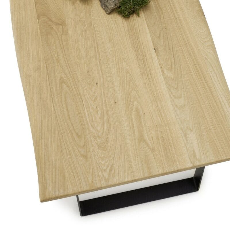 Trendstore Caleb Couchtisch mit Tischplatte aus Eiche und Baumkante - Detail