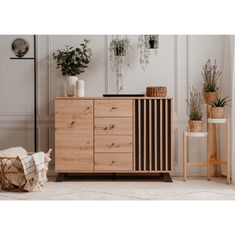 Liadomo Sideboard mit 2 Türen und 4 Schubladen in Eiche Artisan Nachbildung mit Abs. Dekor anthrazit Wohnbeispiel