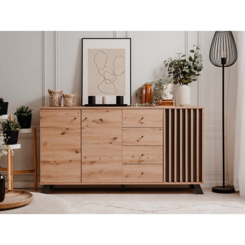 Liadomo Sideboard mit 3 Türen und 4 Schubladen in Eiche Artisan Nachbildung mit Abs. Dekor anthrazit - Wohnbeispiel