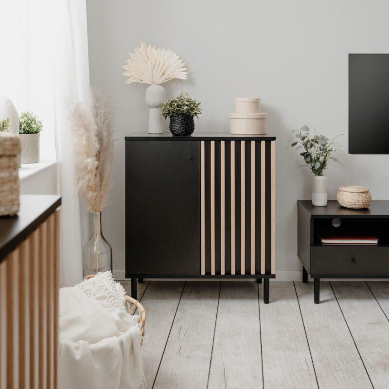 Liadomo Fonza Sideboard mit zwei Türen in Deko schwarz mit Lamellen in Eiche Artisan Nachbildung - Wohnbeispiel