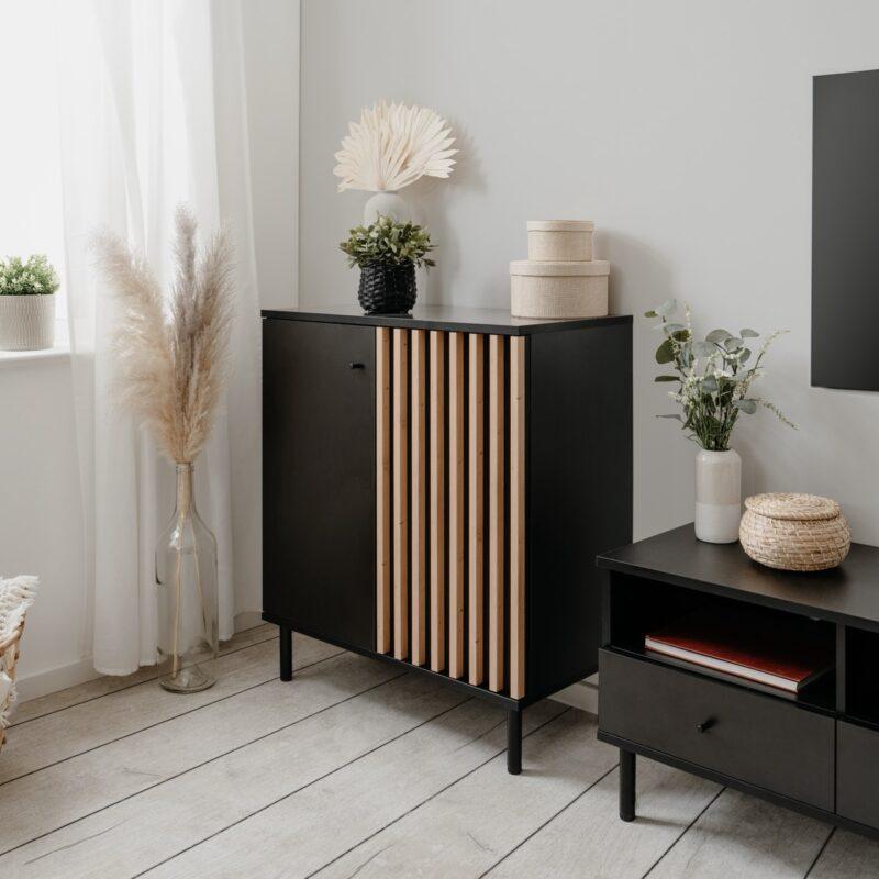 Liadomo Fonza Sideboard mit zwei Türen in Deko schwarz mit Lamellen in Eiche Artisan Nachbildung - Wohnbeispiel