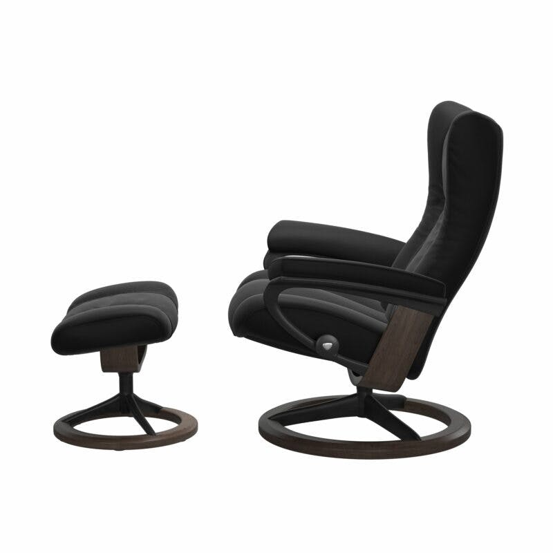 Stressless Wing Sessel mit Hocker in Leder Paloma Black - Gestell Wenge und schwarzes Metall, Seitenansicht