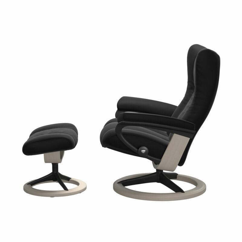 Stressless Wing Sessel mit Hocker in Leder Paloma Black - Gestell Whitewash und schwarzes Metall, Seitenansicht