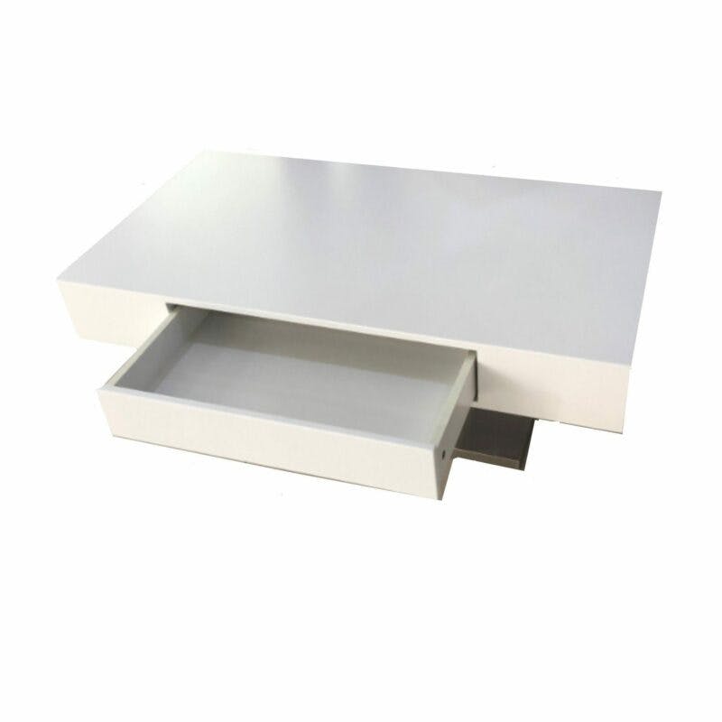 Trendstore „Malia“ Couchtisch mit Tischplatte und Gestell aus MDF weiß matt und Bodenplatte in Edelstahl mit geöffneter Schubkasten