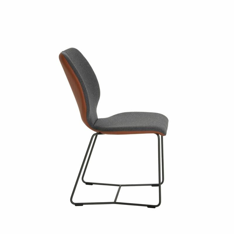Contur „Penthouse“ Stuhl mit Schlittenfuss und Bezug Future und Tendens Seitenansicht