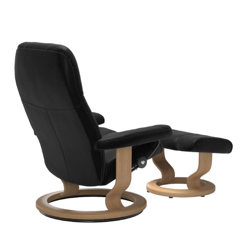 Stressless Consul Classic Sessel mit Lederbezug Batick Black und Gestell in Holzfarbe Eiche – Schrägansicht