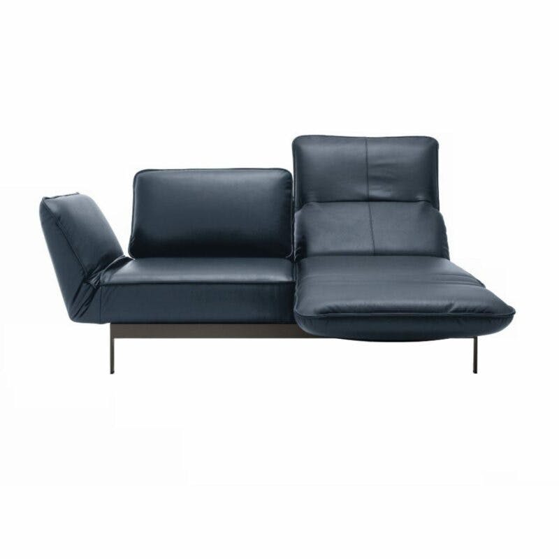 Rolf Benz „Mera” Sofabank mit Bezug 38.109 graublau sowie einem lackierten Gestell aus Stahl in der Farbe RAL 7022 Umbragrau in frontaler Ansicht mit ausgeklappter Sitzfläche.