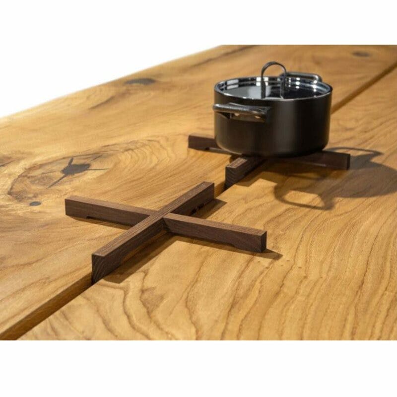 Team 7 „echt.zeit” Esstisch mit einer Tischplatte aus Massivholz in Eiche urig gebürstet und geölt sowie einem Metallwangengestell in Schwarz brüniert Detail Topfuntersetzer.