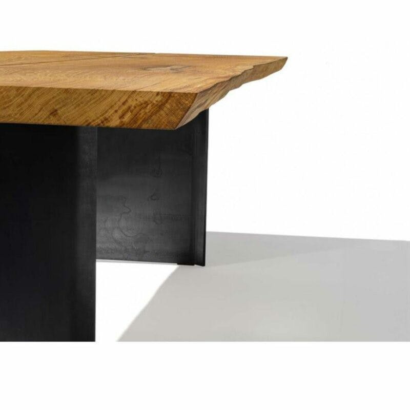 Team 7 „echt.zeit” Esstisch mit einer Tischplatte aus Massivholz in Eiche urig gebürstet und geölt sowie einem Metallwangengestell in Schwarz brüniert Detail Tischplatte.
