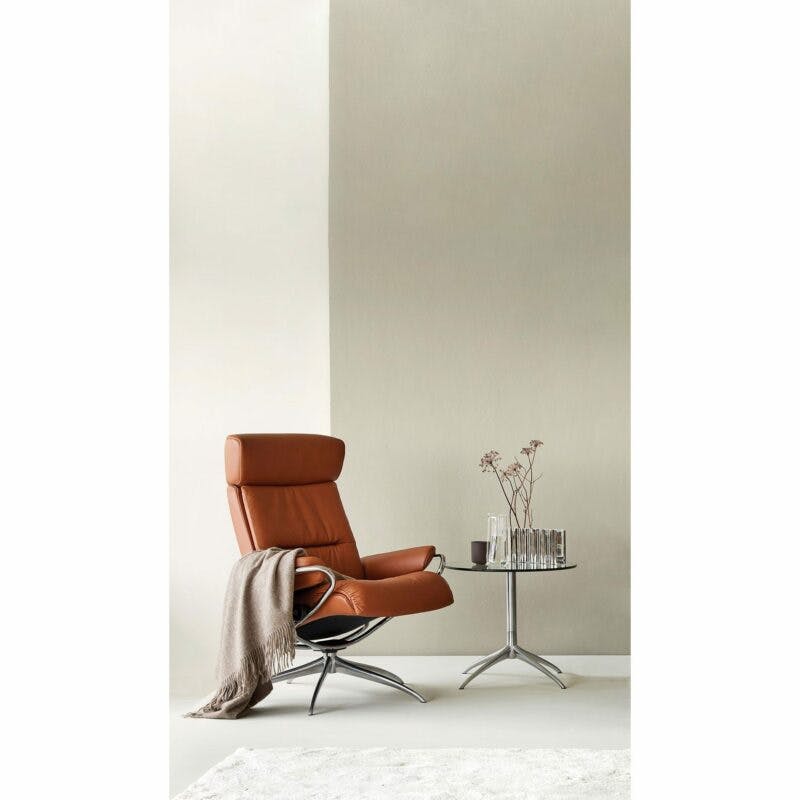 Stressless „Tokyo“ Sessel mit Hocker und Lederbezug Paloma in der Farbe New Cognac im Milieu 3.