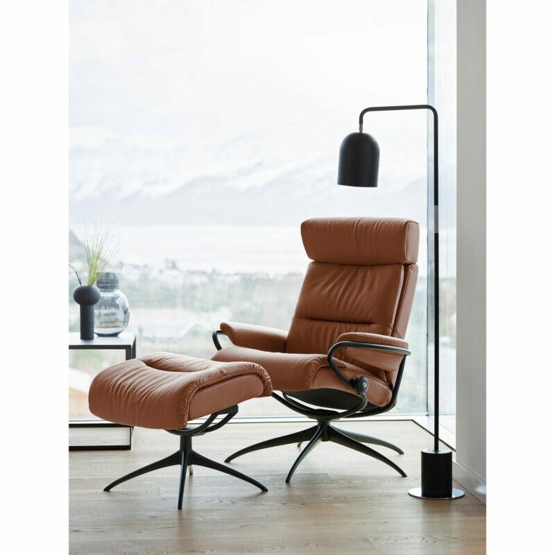 Stressless „Tokyo“ Sessel mit Hocker und Lederbezug Paloma in der Farbe New Cognac im Milieu 2.