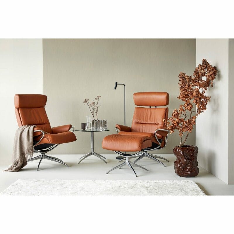 Stressless „Tokyo“ Sessel mit Hocker und Lederbezug Paloma in der Farbe New Cognac im Milieu.