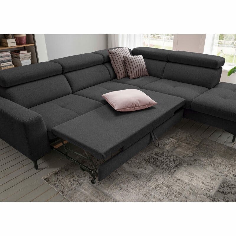 set one by Musterring SO 1300 Sofa mit Bezug in Anthracite Grey zeigt Doppelliege im Milieu.