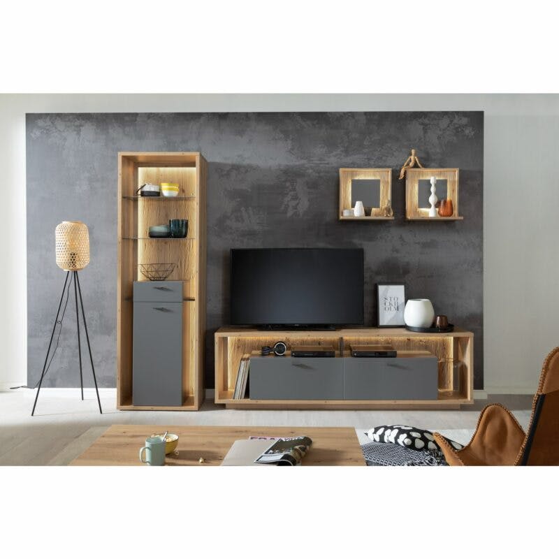 MCA Furniture Mirna Vitrine, TV-Element und Wandboards mit optionaler Beleuchtung als Wohnbeispiel.