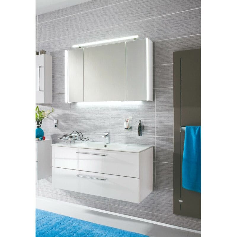 puris Fresh Badprogramm mit Waschtisch, Unterschrank, Spiegel und Handtuchhalter als Wohnbeispiel.