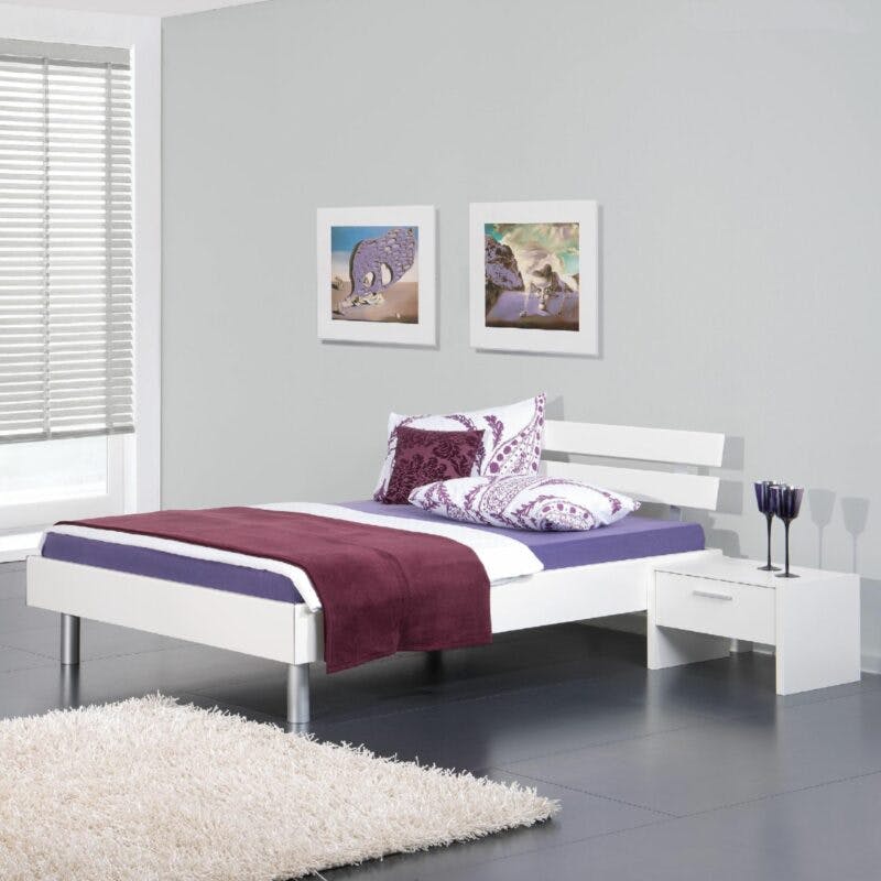 Trendstore Neuchatel Bett in weiß mit runden Füßen und Kopfteil als Wohnbeispiel.