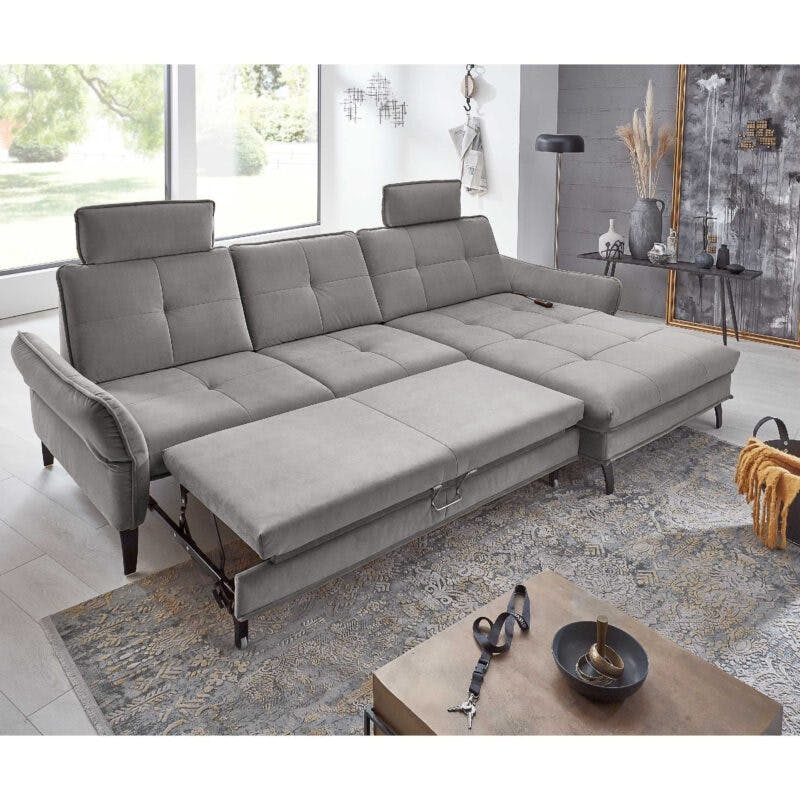 Couchliebe Key West Sofa mit Bezug in Silver und Ottomane rechts zeigt Bettfunktion als Wohnbeispiel
