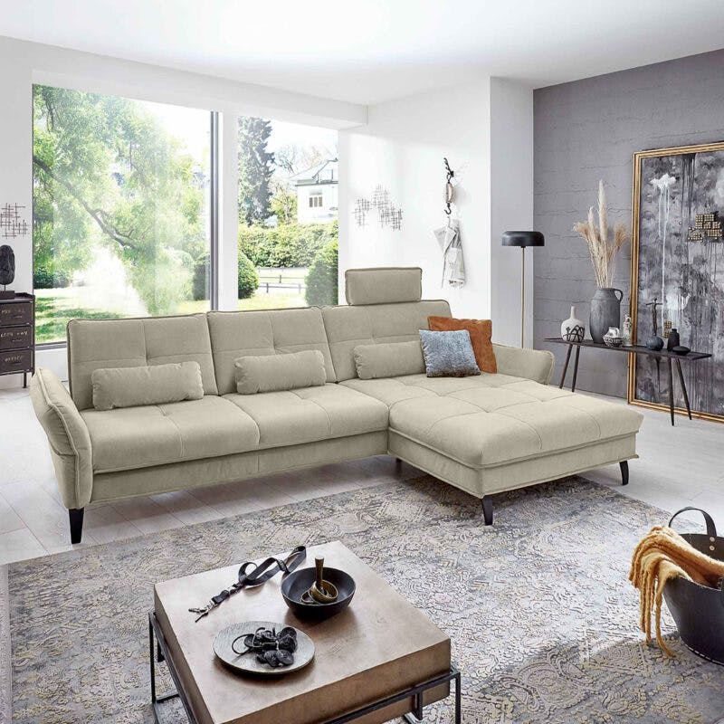 Couchliebe Key West Sofa mit Bezug in Natur und Ottomane rechts zeigt Kopfteilverstellung als Wohnbeispiel