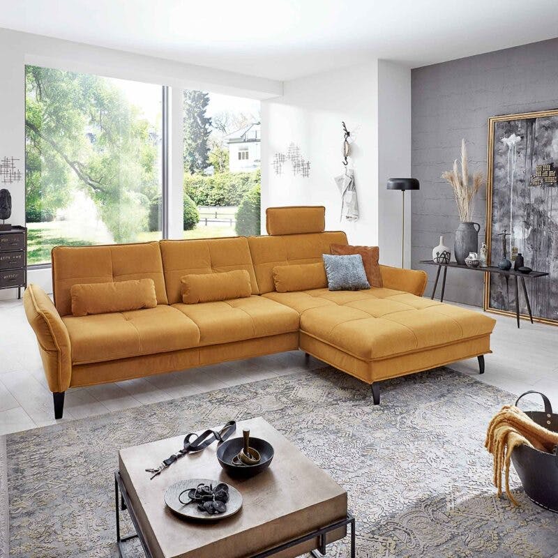 Couchliebe Key West Sofa mit Bezug in Curry und Ottomane rechts zeigt Kopfteilverstellung als Wohnbeispiel