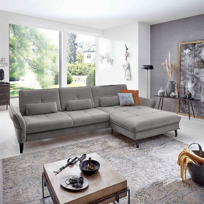 Couchliebe Key West Sofa mit Bezug in Silver und Ottomane rechts als Wohnbeispiel