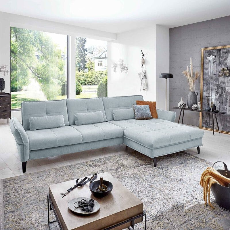 Couchliebe Key West Sofa mit Bezug in Sky und Ottomane rechts als Wohnbeispiel