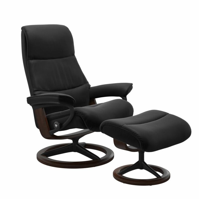 Stressless View Sessel mit Hocker und Lederbezug Paloma Black mit Signature Untergestell Mattschwarz – Holzfarbe Braun