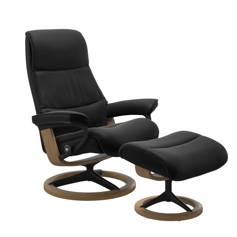 Stressless View Sessel mit Hocker und Lederbezug Paloma Black mit Signature Untergestell Mattschwarz – Holzfarbe Eiche