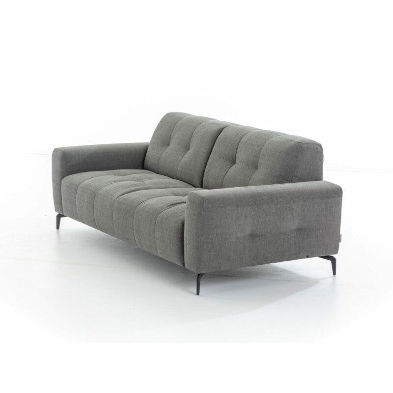 Willi Schillig Wilson 3-Sitzer Sofa mit Textilbezug in Schwarz-Weiß und Metallfüßen in Schwarz in seitlicher Ansicht.