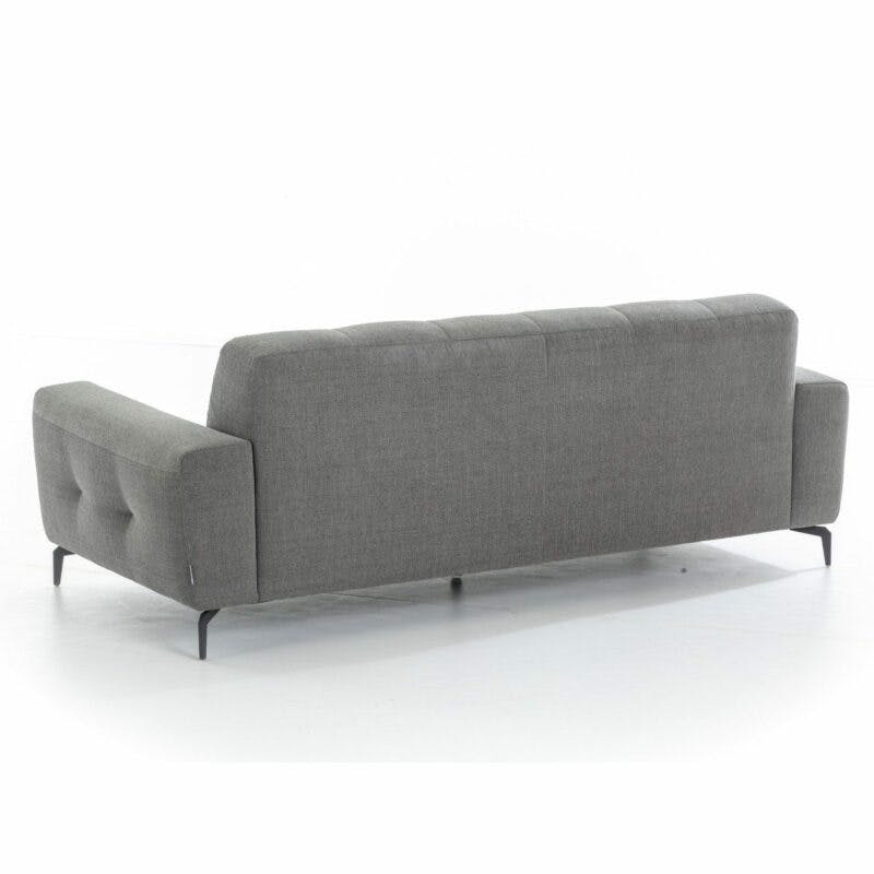 Willi Schillig Wilson 3-Sitzer Sofa mit Textilbezug in Schwarz-Weiß und Metallfüßen in Schwarz in Ansicht von schräg hinten.