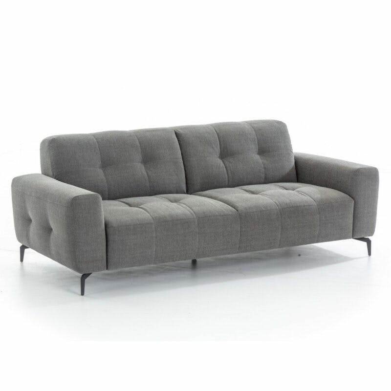 Willi Schillig Wilson 3-Sitzer Sofa mit Textilbezug in Schwarz-Weiß und Metallfüßen in Schwarz in Ansicht von schräg vorne.