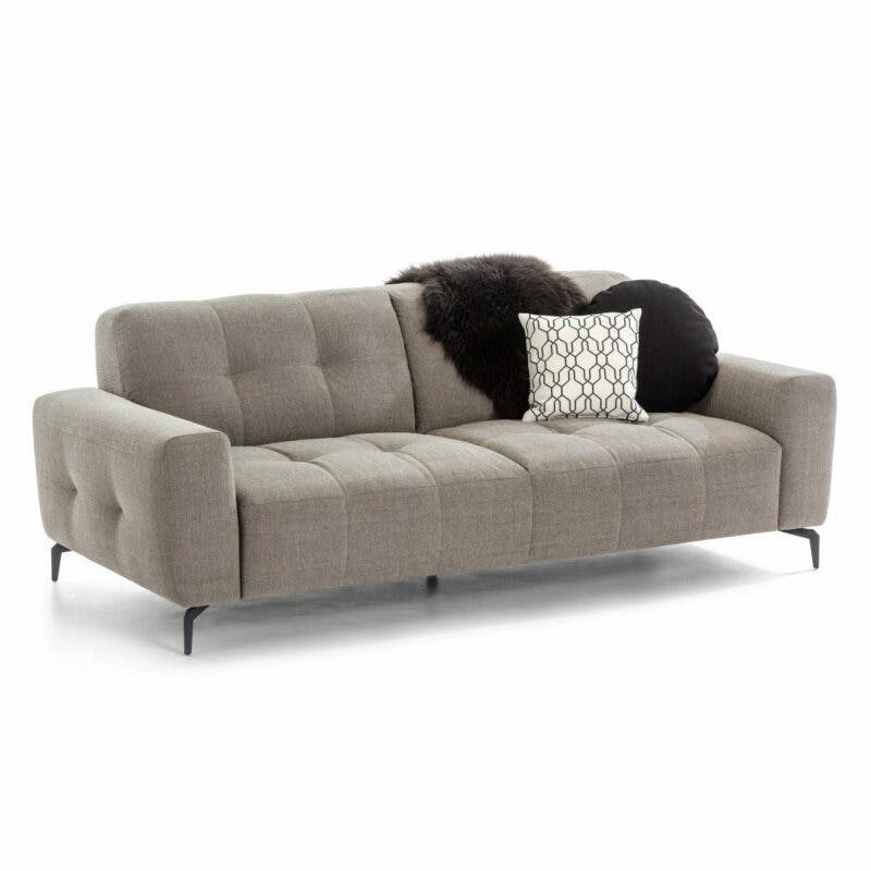 Willi Schillig Wilson 3-Sitzer Sofa mit Textilbezug in Grau und Metallfüßen in Schwarz als Freisteller.