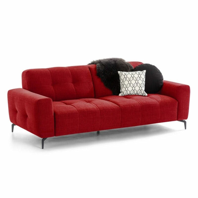 Willi Schillig Wilson 3-Sitzer Sofa mit Textilbezug in Rot und Metallfüßen in Schwarz als Freisteller.