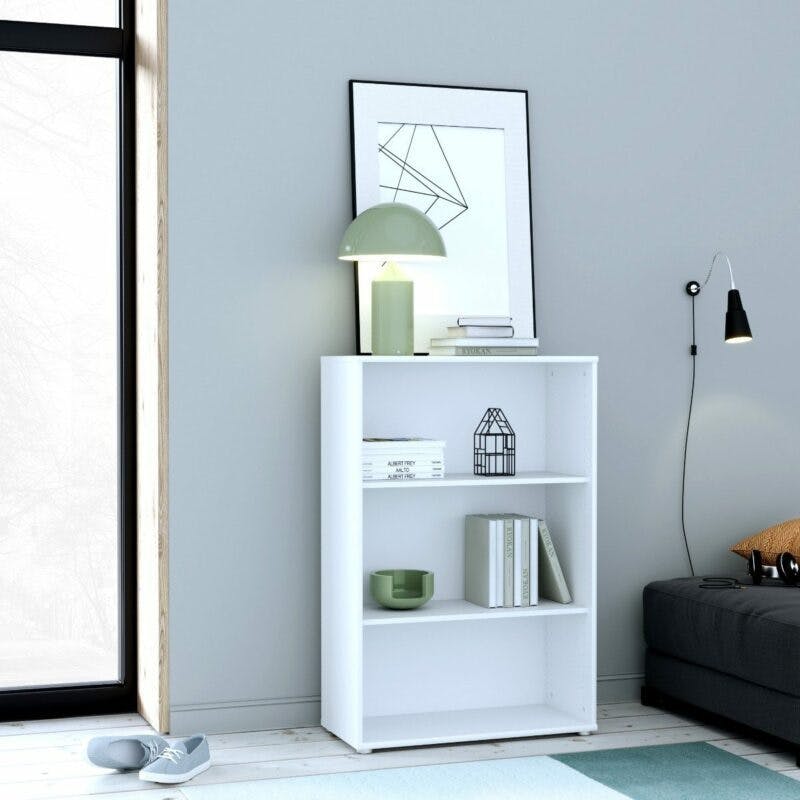 Trendstore Faik halbhohes Regal mit einer Breite von 73,7 cm und zwei Einlegeböden in Weiß als Wohnbeispiel.