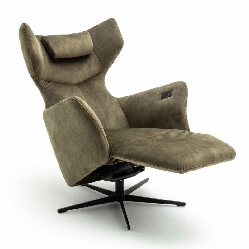 Contur Einrichten Noto Relax II motorisch verstellbarer Sessel mit Veloursbezug in Moosgrün und Kopfstütze in Relaxposition.