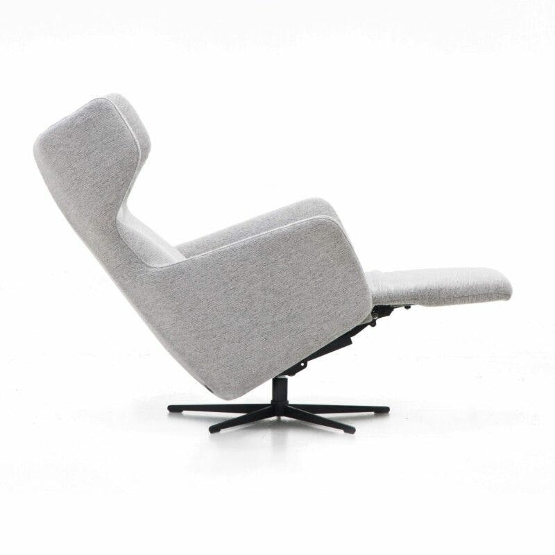 Contur Einrichten Noto Relax II motorisch verstellbarer Sessel mit Textilbezug in Hellgrau in Relaxposition, seitlich.