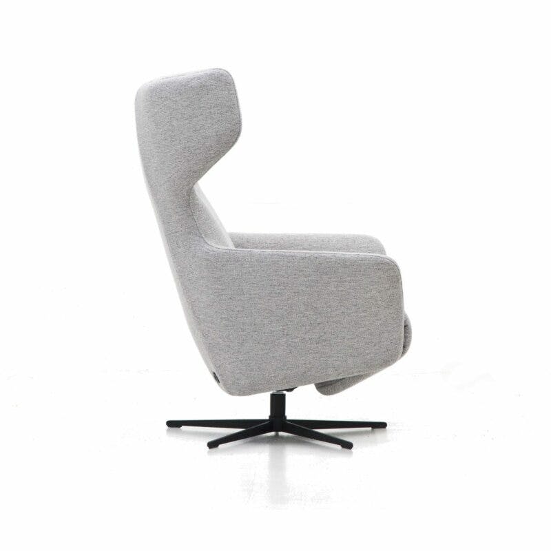 Contur Einrichten Noto Relax II motorisch verstellbarer Sessel mit Textilbezug in Hellgrau in Seitenansicht.