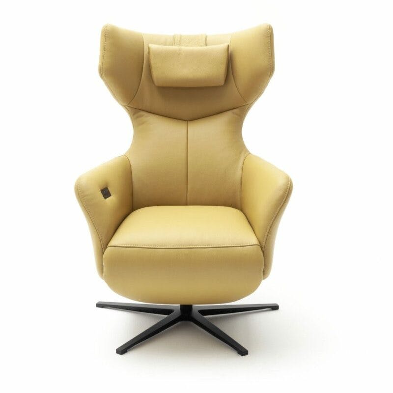 Contur Einrichten Noto Relax II motorisch verstellbarer Sessel mit Lederbezug in Gelb und Kopfstütze in frontaler Ansicht.