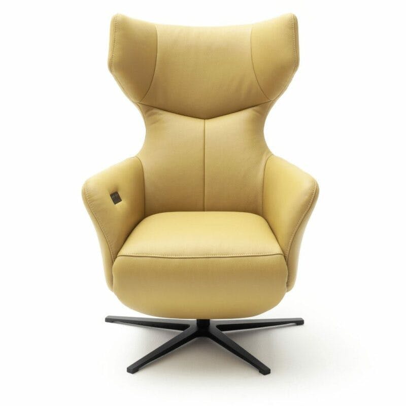 Contur Einrichten Noto Relax II motorisch verstellbarer Sessel mit Lederbezug in Gelb in frontaler Ansicht.