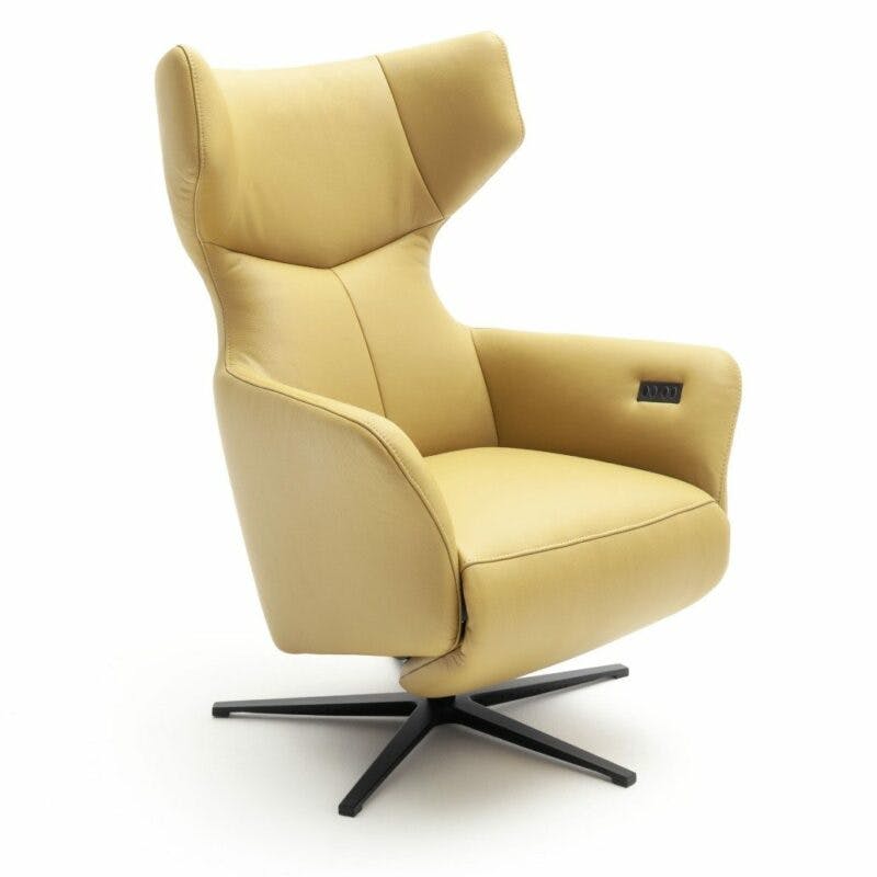 Contur Einrichten Noto Relax II motorisch verstellbarer Sessel mit Lederbezug in Gelb in seitlicher Ansicht.