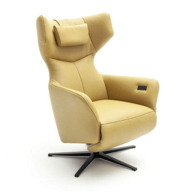 Contur Einrichten Noto Relax II motorisch verstellbarer Sessel mit Lederbezug in Gelb und Kopfstütze in seitlicher Ansicht.