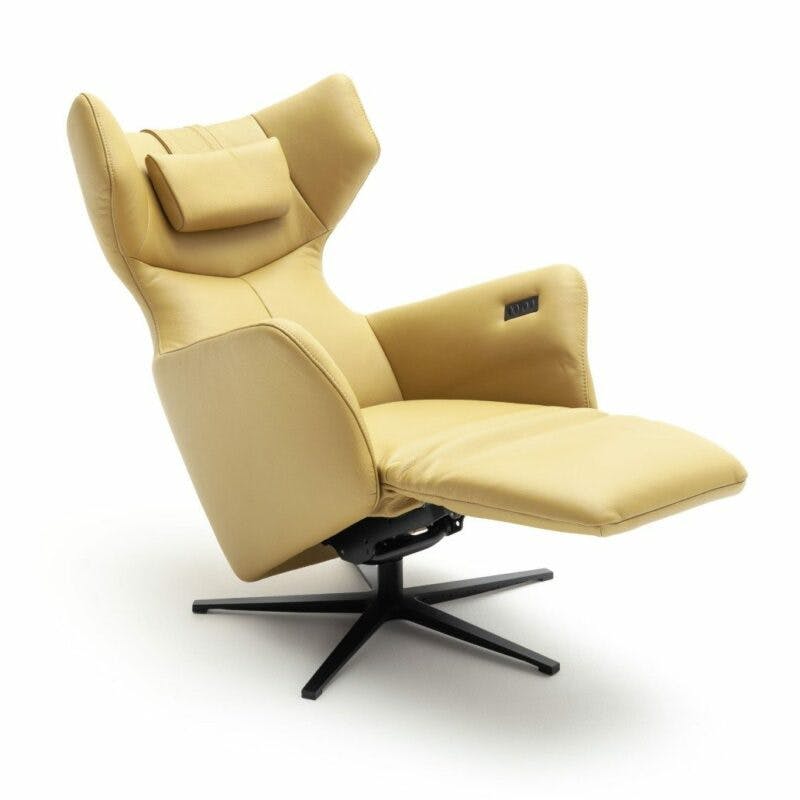 Contur Einrichten Noto Relax II motorisch verstellbarer Sessel mit Lederbezug in Gelb und Kopfstütze in Relaxposition.