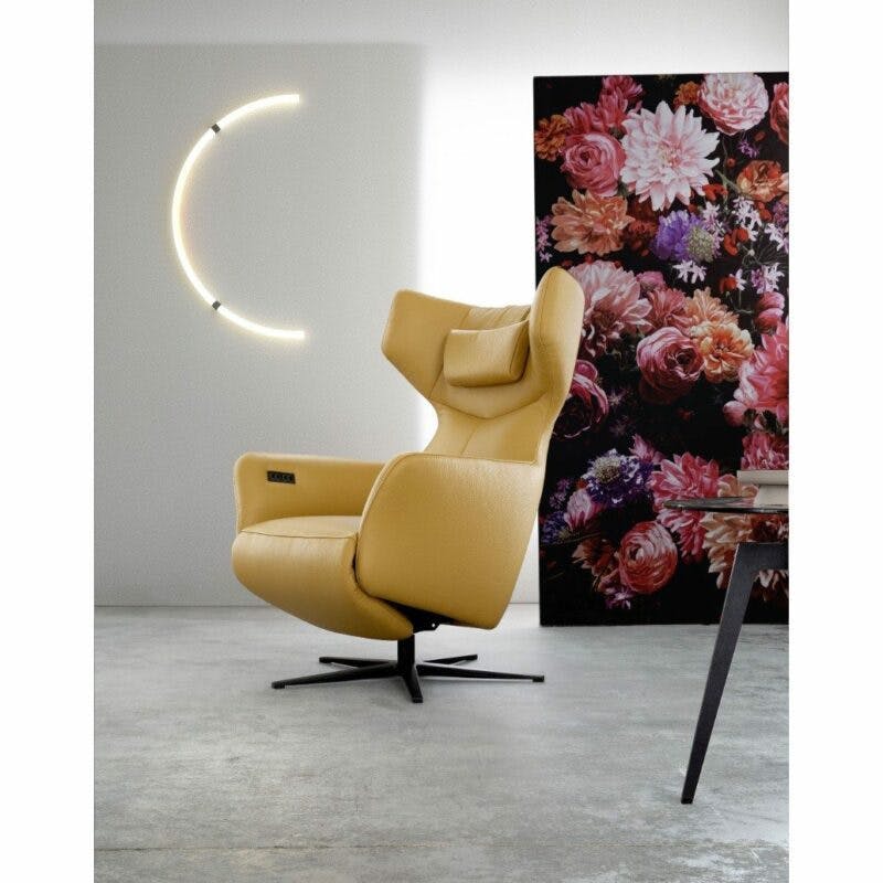 Contur Einrichten Noto Relax II motorisch verstellbarer Sessel mit Lederbezug in Gelb und Kopfstütze als Wohnbeispiel.