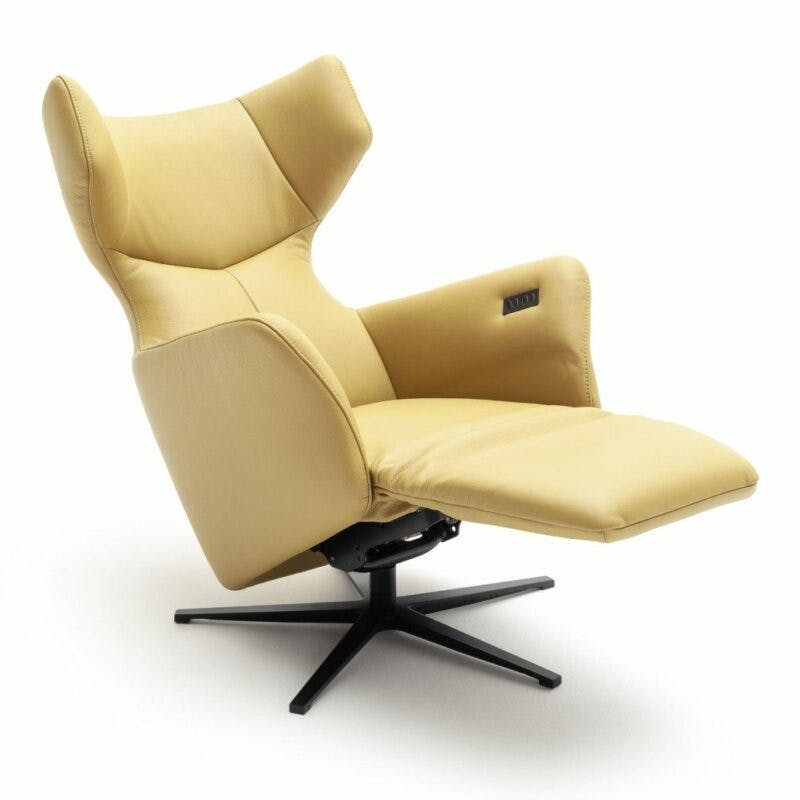 Contur Einrichten Noto Relax II motorisch verstellbarer Sessel mit Lederbezug in Gelb in Relaxposition.