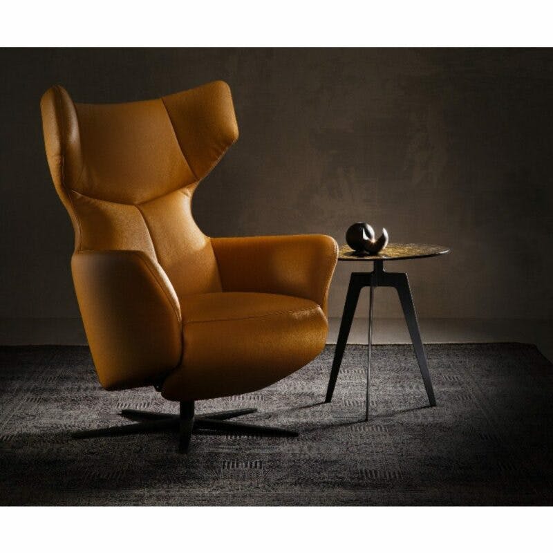 Contur Einrichten Noto Relax II motorisch verstellbarer Sessel mit Lederbezug in Gelb als Wohnbeispiel.