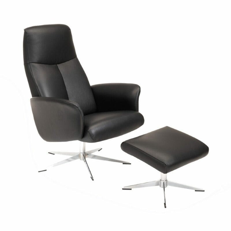Louming Koberg Sessel aus schwarzem Kunstleder mit Fuß in Chrom, Drehfunktion, verstellbarer Rückenlehne und Hocker als Freisteller.