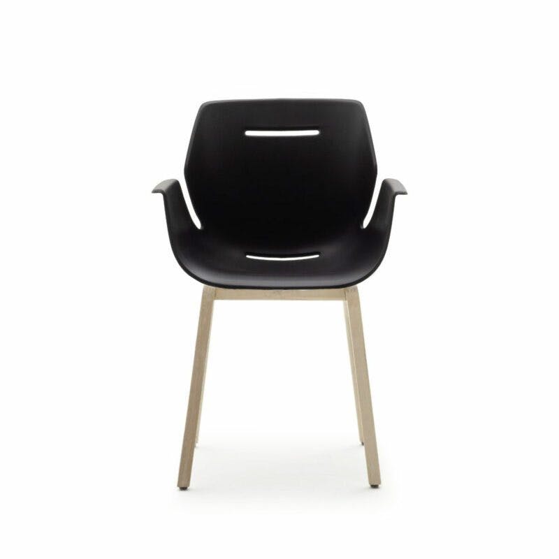 Raum.Freunde Tooon Stuhl mit Armlehnen, Sitzschale in Kunststoff schwarz mit 4-Fuß-Gestell in Eiche.