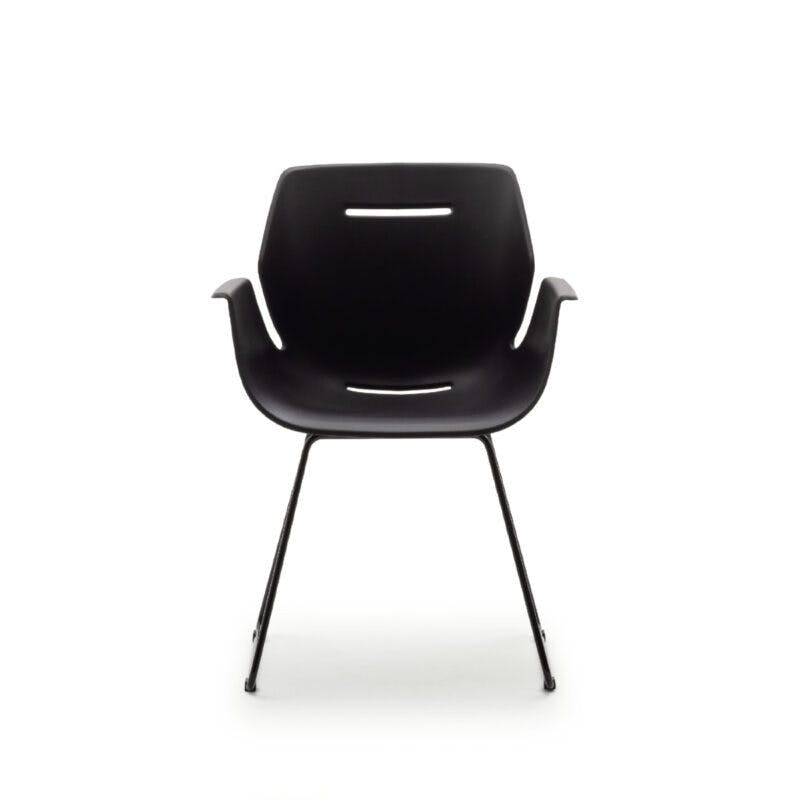 Raum.Freunde Tooon Stuhl mit Armlehnen, Sitzschale in Kunststoff schwarz mit Kufengestell in Schwarz.