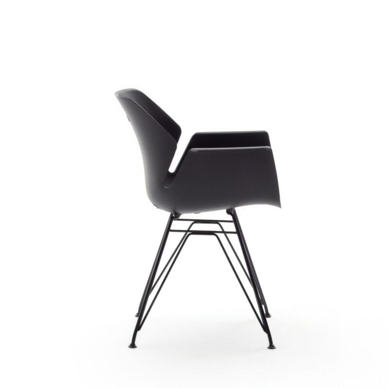 Raum.Freunde Tooon Stuhl mit Armlehnen, Sitzschale in Kunststoff schwarz mit Metallgestell in Schwarz.